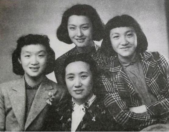 她离婚放弃财产只要4个女儿遭尽嘲笑不料10年后名满上海滩
